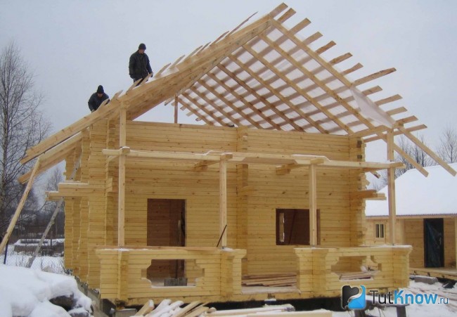Строительство кровли для дровяной бани из бруса