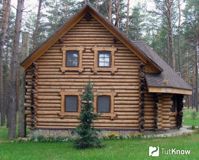 Баня с деревянными окнами