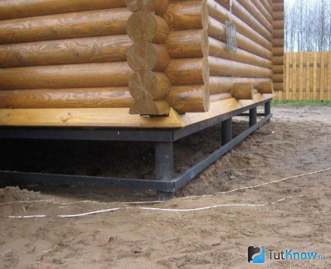 Винтовой фундамент с металлической обвязкой