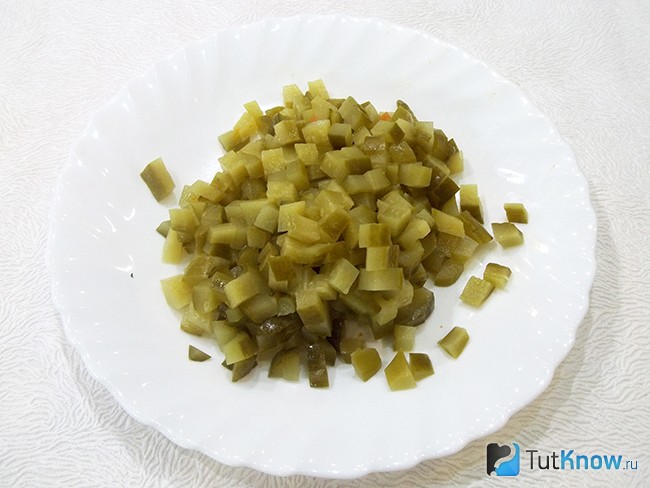 Соленые огурцы нарезаны кубиками