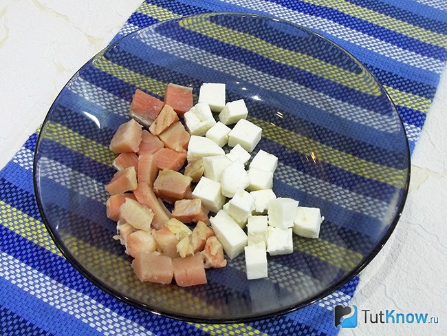 Красная рыба и сыр нарезаны кубиками