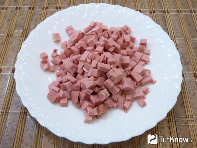 Колбаса нарезана кубиками