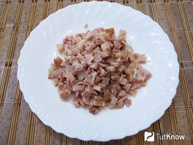 Мясо отделено от кости и нарезано кубиками