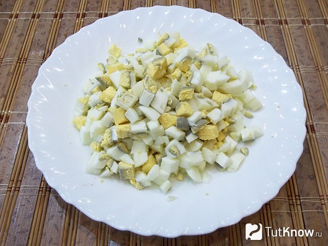 Отварные яйца очищенны и нарезаны кубиками
