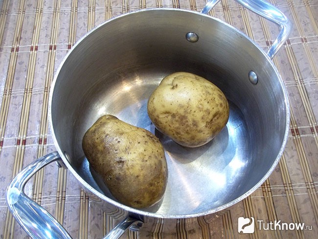 Картофель лежит в кастрюле для варки