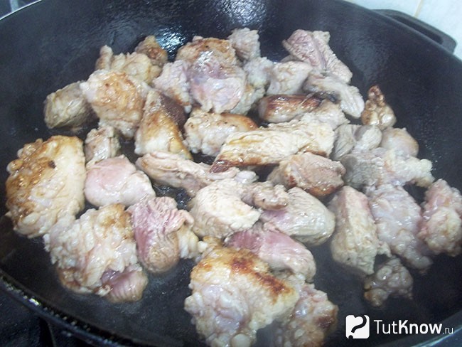 Мясо жарится на сковороде