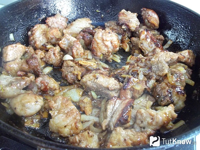 Мясо с луком жарится на сковороде до готовности