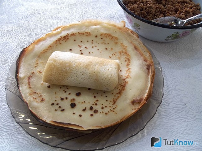 Блинчик с мясной начинкой свернут конвертом