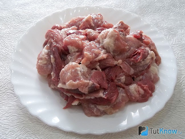 Мясо нарезано кусочками