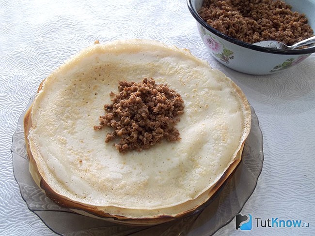Блинчик фаршируется мясной начинкой