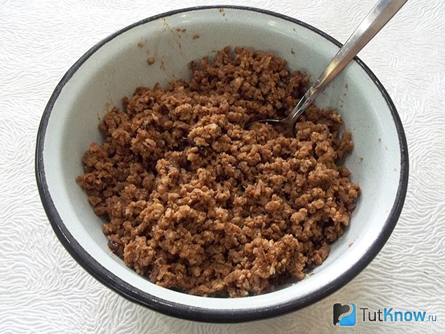Мясо с луком перекручено на мясорубке