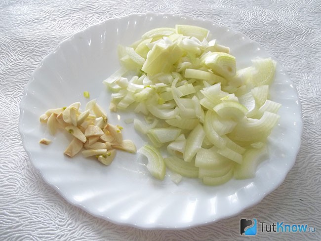 Нарезан полукольцами репчатый лук и чеснок