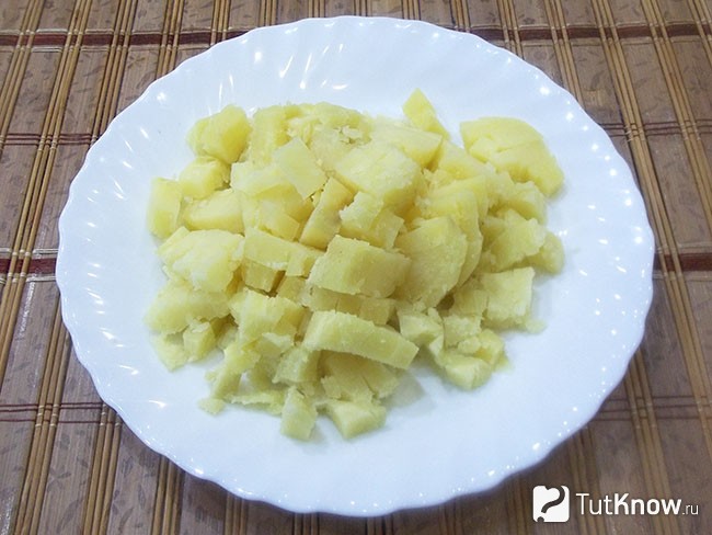 Картофель нарезан кубиками