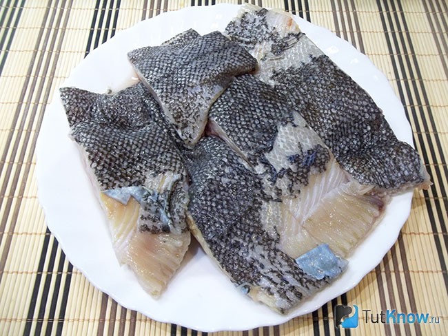 Камбала очищена и нарезана