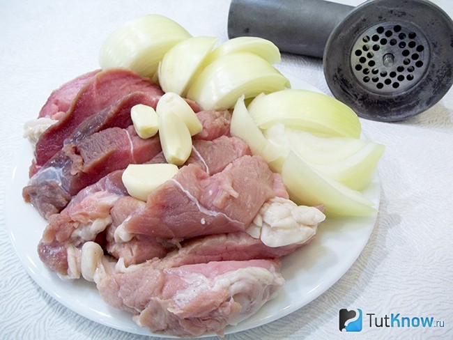 Мясо и лук нарезаны дольками