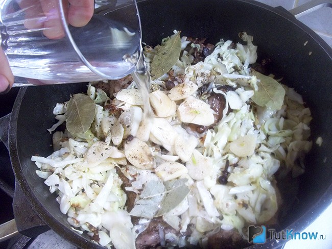 Продукты залиты водой и тушатся