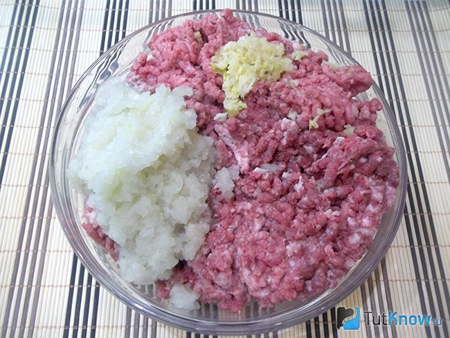 Мясо и лук перекручены на мясорубке