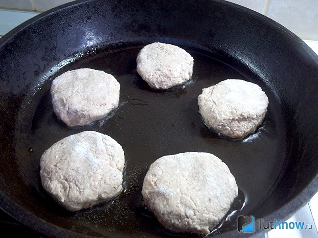 Жарят сырники на сковороде