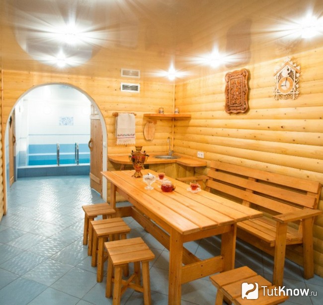Лавки и мебель в комнате отдыха