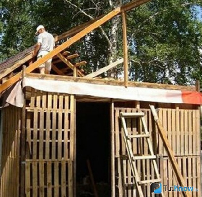 Крыша бани из поддонов