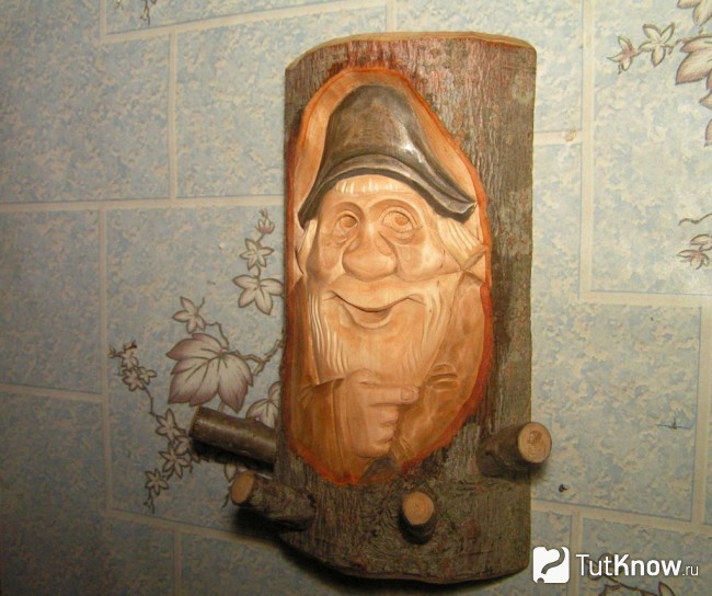 Вешалка в баню из полена