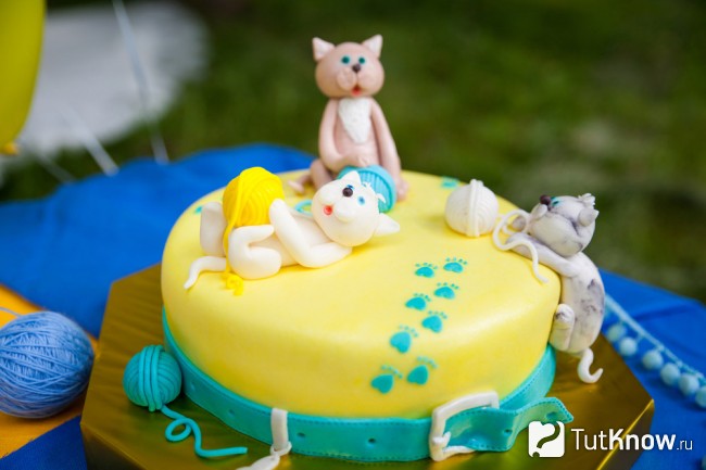Торт с фигурками из мастики