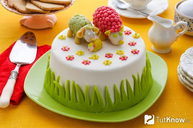 Белый торт с овцами из мастики