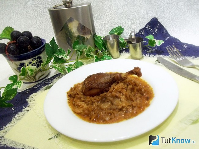 Готовая утка тушеная с капустой