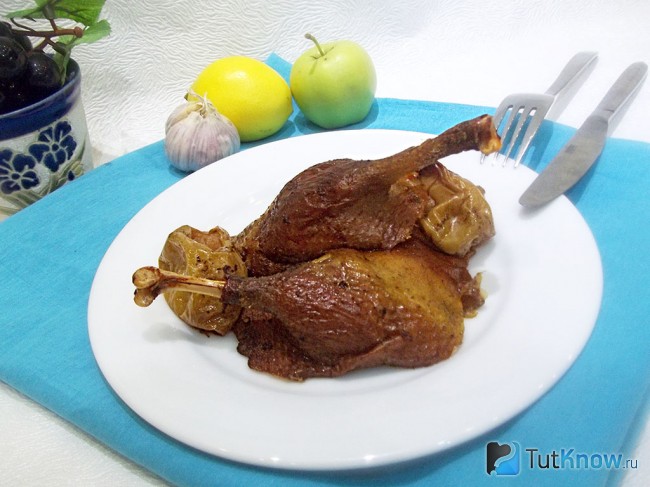 Готовая запеченная утка, фаршированная яблоками