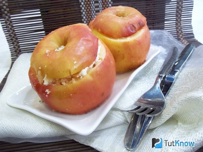 Готовые запеченные яблоки с творогом и бананами