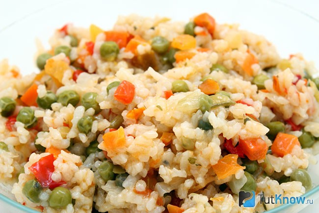 Приготовленный рис с овощами