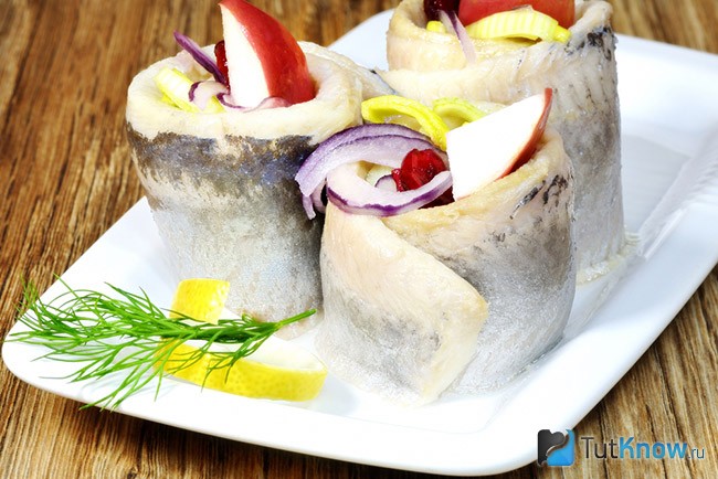 Селедка с фруктами и овощами