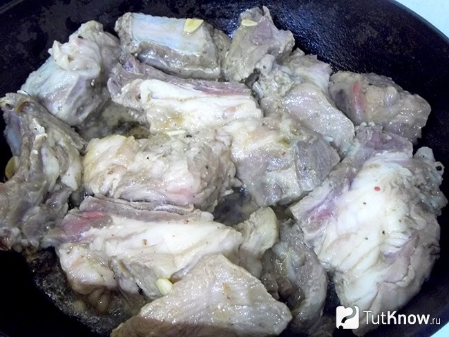 Ребрышки жарятся