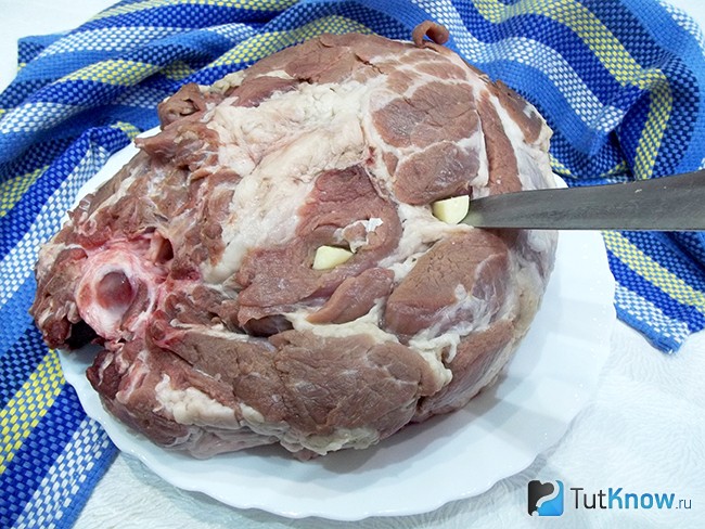 Мясо нафаршировано чесноком