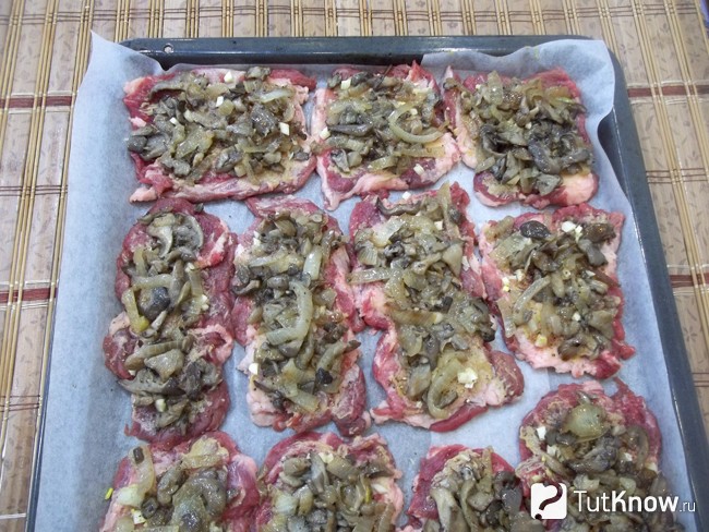 На мясо выложены грибы