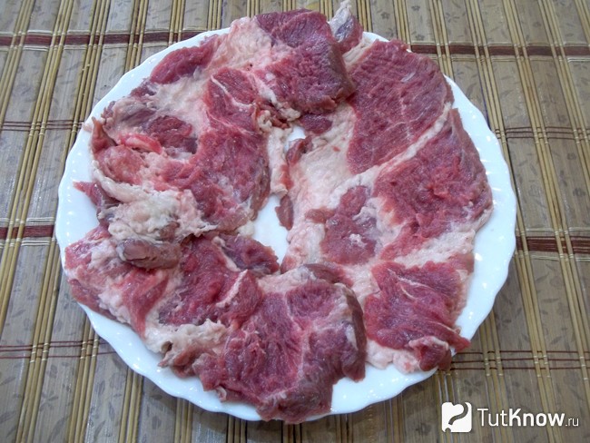 Мясо отбито кухонным молоточком