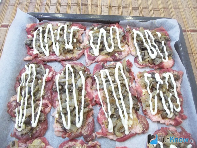 Мясо полито майонезом
