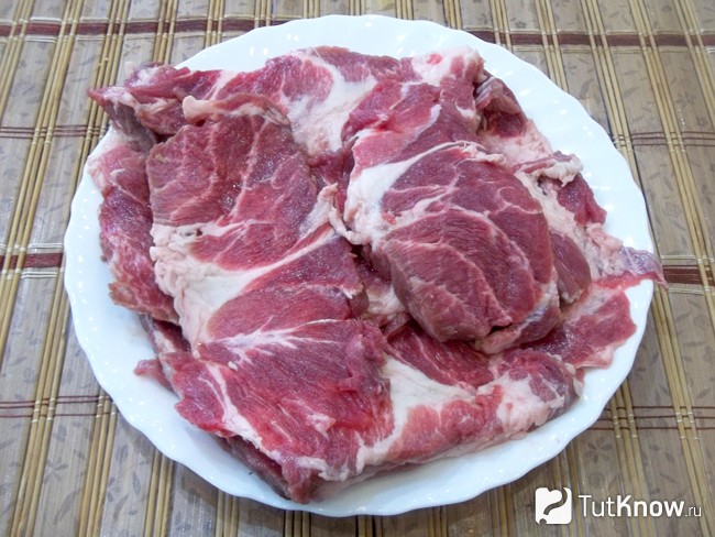 Мясо нарезано ломтиками