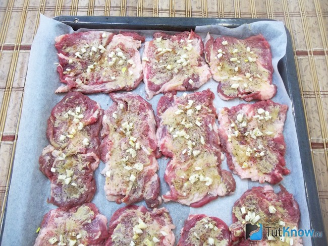 Мясо приправлено солью и перцем