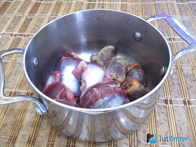 Варятся желудки и сердечки