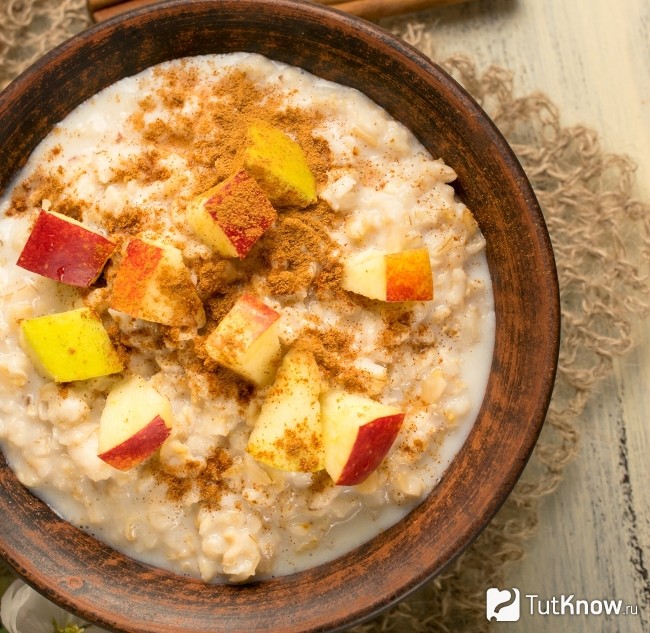 Овсянка с яблоками и корицей
