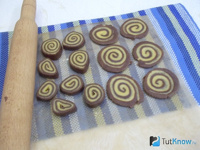 Печенье раскатано скалкой