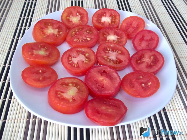 Помидоры порезаны колечками