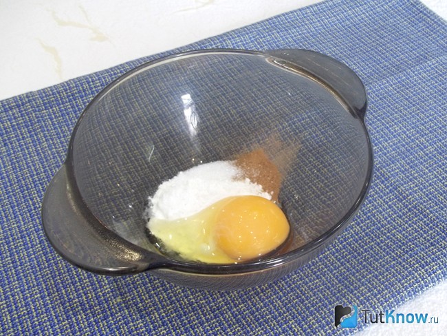 Мука смешана с яйцом