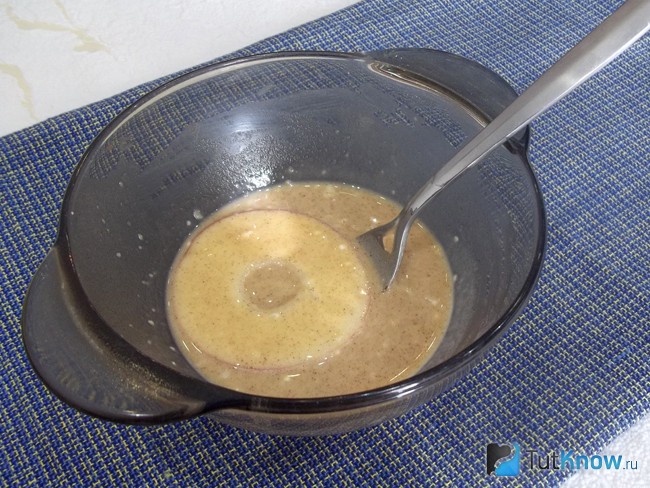 Яблоки лежат в тесте