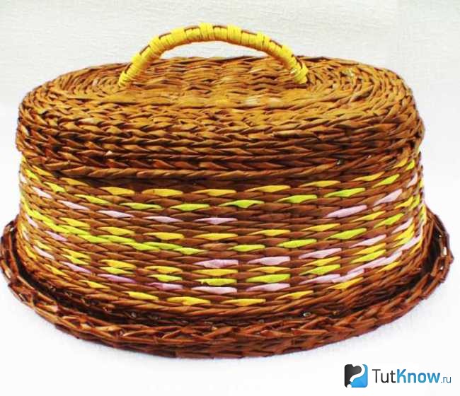 Крышка и корзина из газет