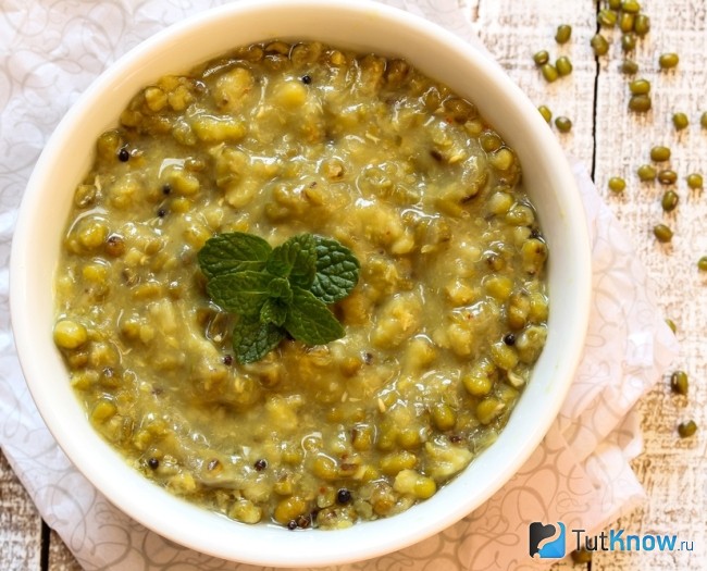 Тушеная зеленая чечевица с овощами