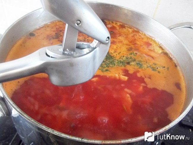 Все продукты добавлены в кастрюлю и приправлены томатной пастой с чесноком
