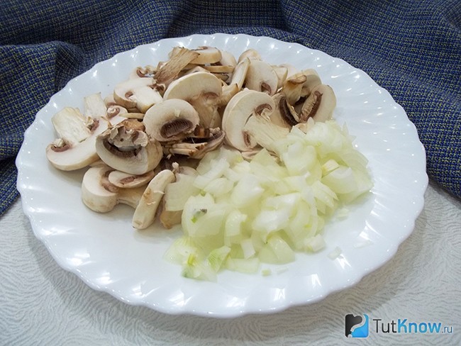 Грибы и лук нарезаны соломкой