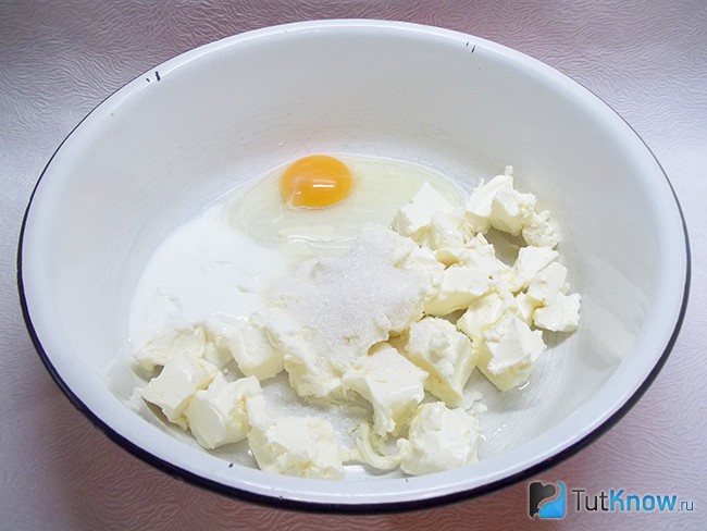 Все продукты для замеса теста соединены в емкости